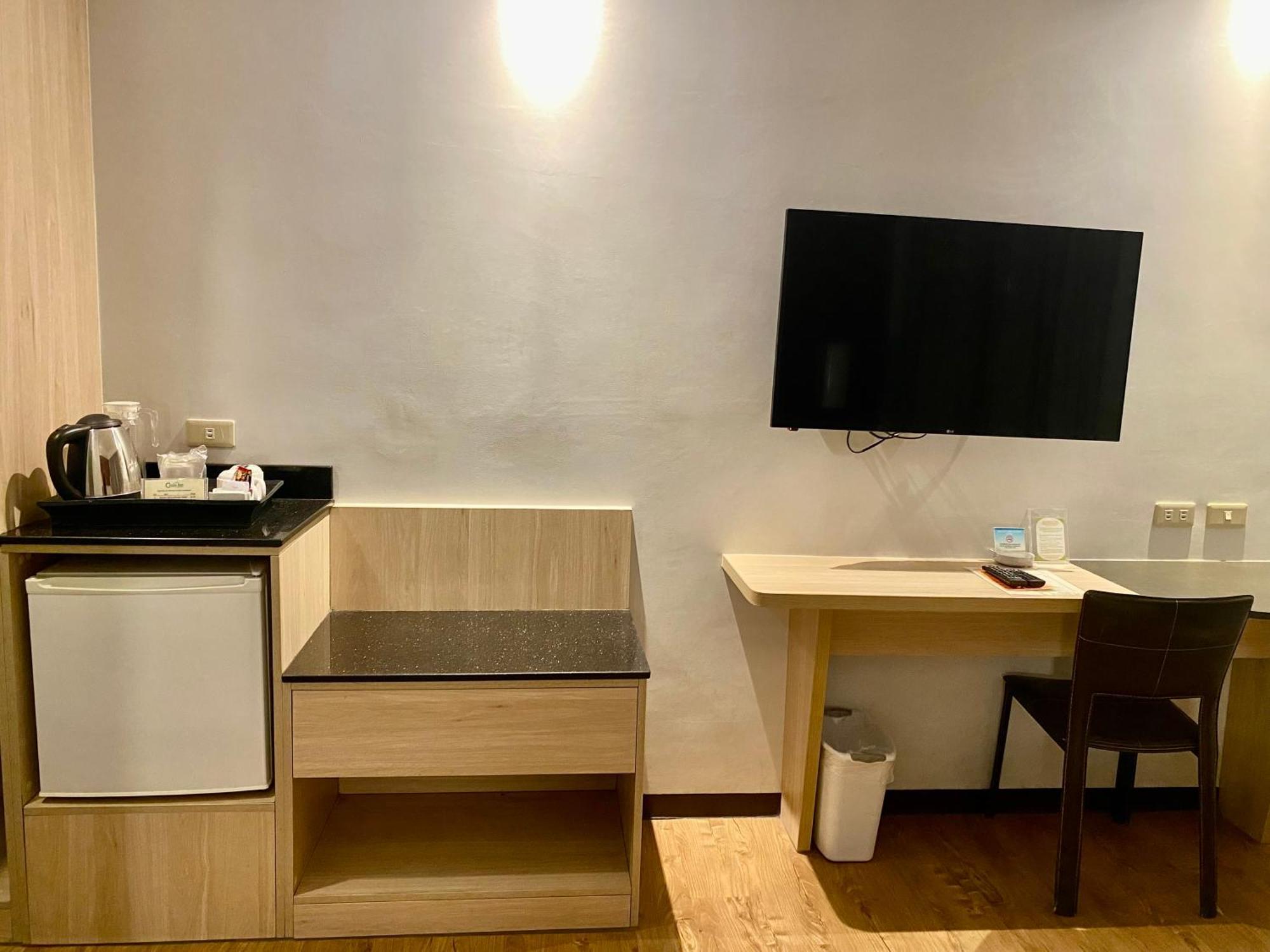Circle Inn Hotel And Suites Баколод Екстер'єр фото