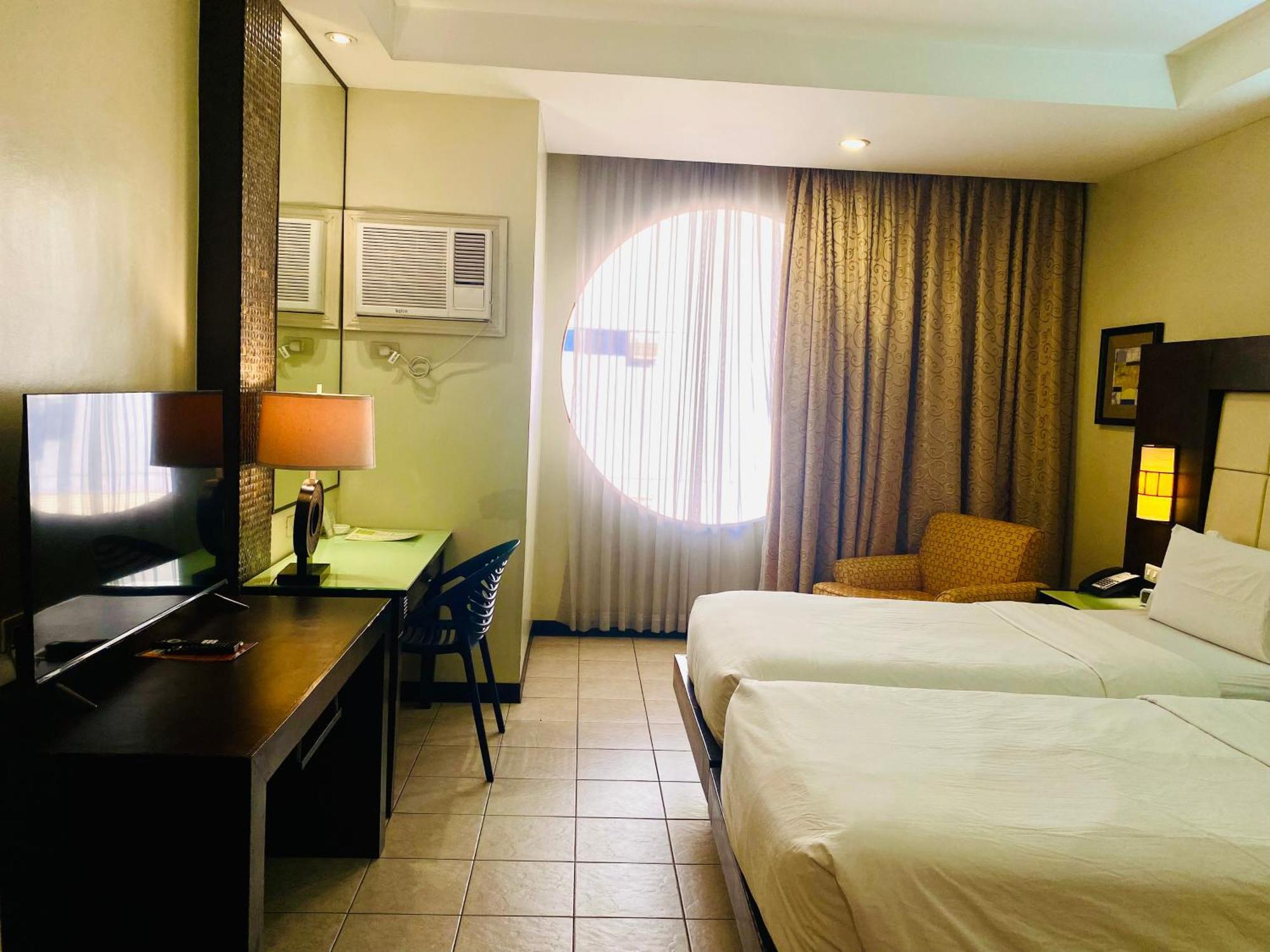 Circle Inn Hotel And Suites Баколод Екстер'єр фото