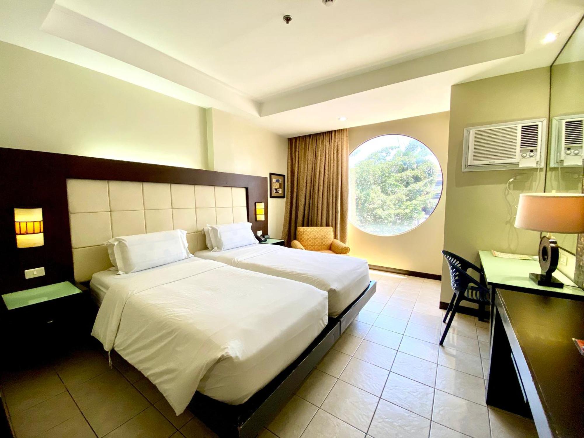 Circle Inn Hotel And Suites Баколод Екстер'єр фото