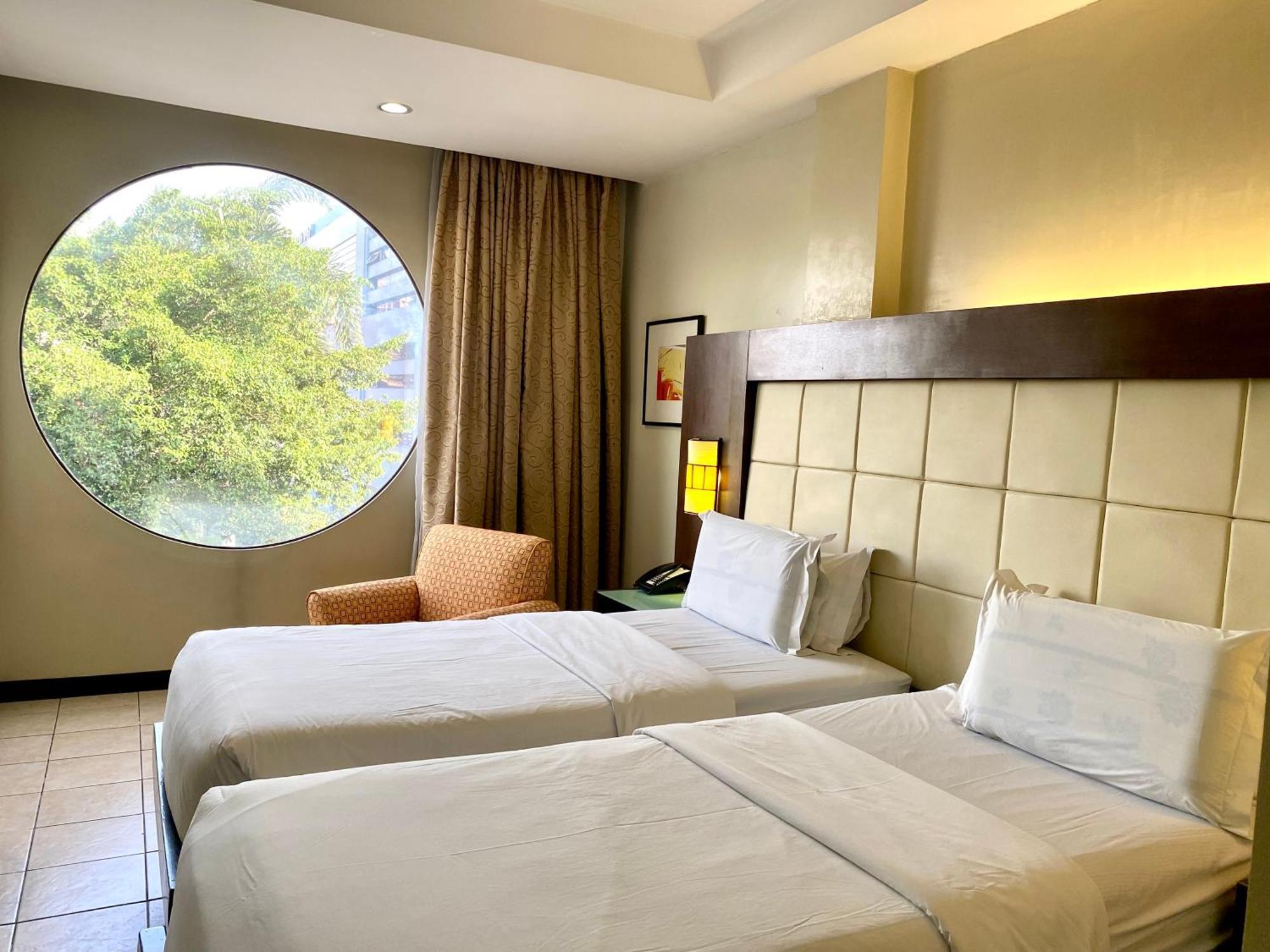 Circle Inn Hotel And Suites Баколод Екстер'єр фото