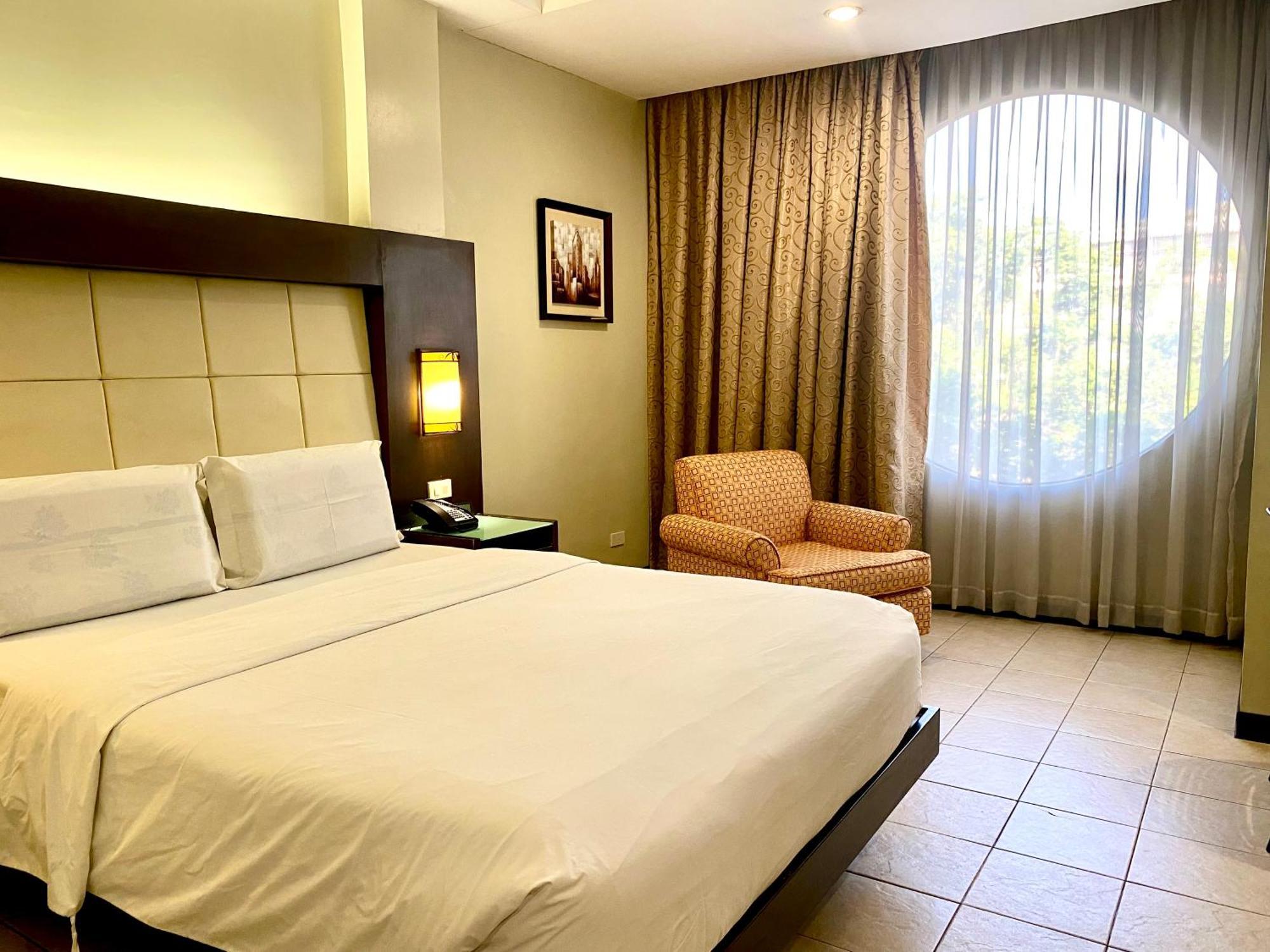 Circle Inn Hotel And Suites Баколод Екстер'єр фото
