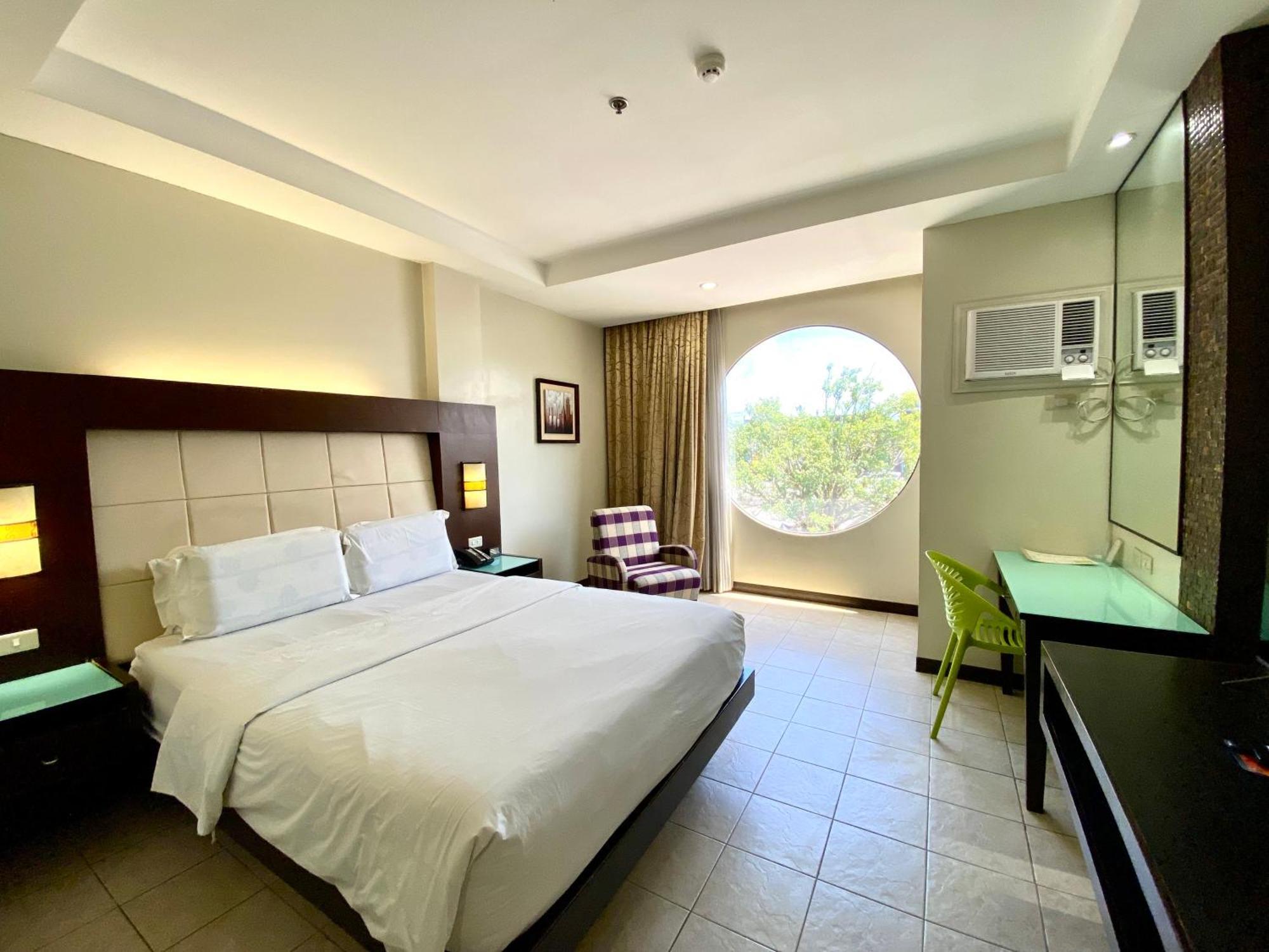 Circle Inn Hotel And Suites Баколод Екстер'єр фото
