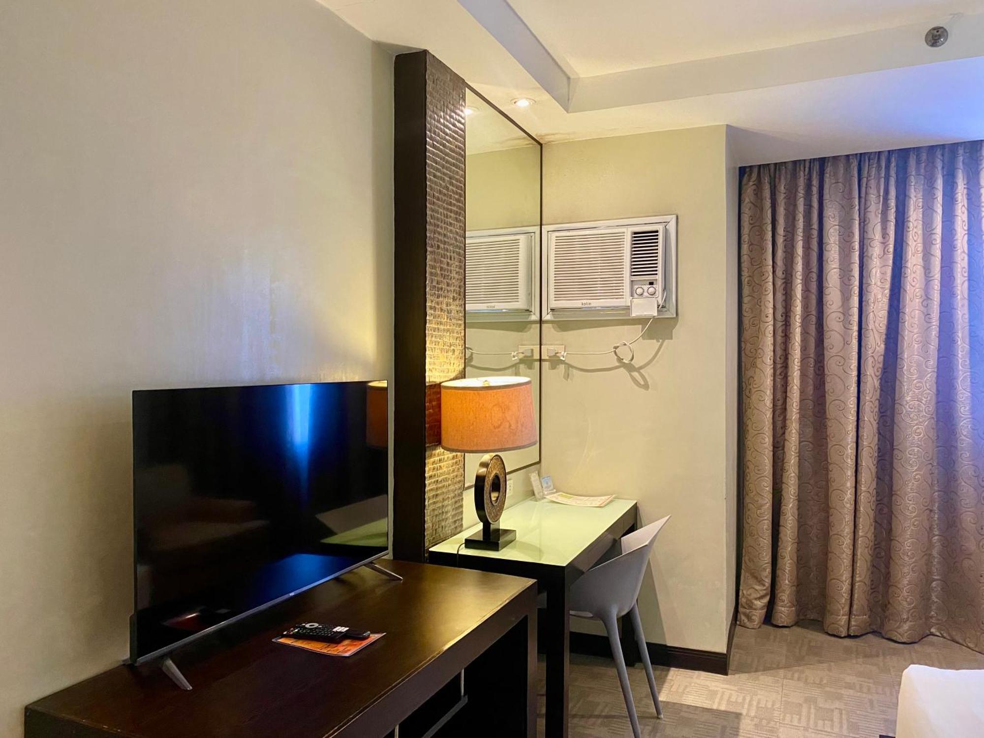 Circle Inn Hotel And Suites Баколод Екстер'єр фото