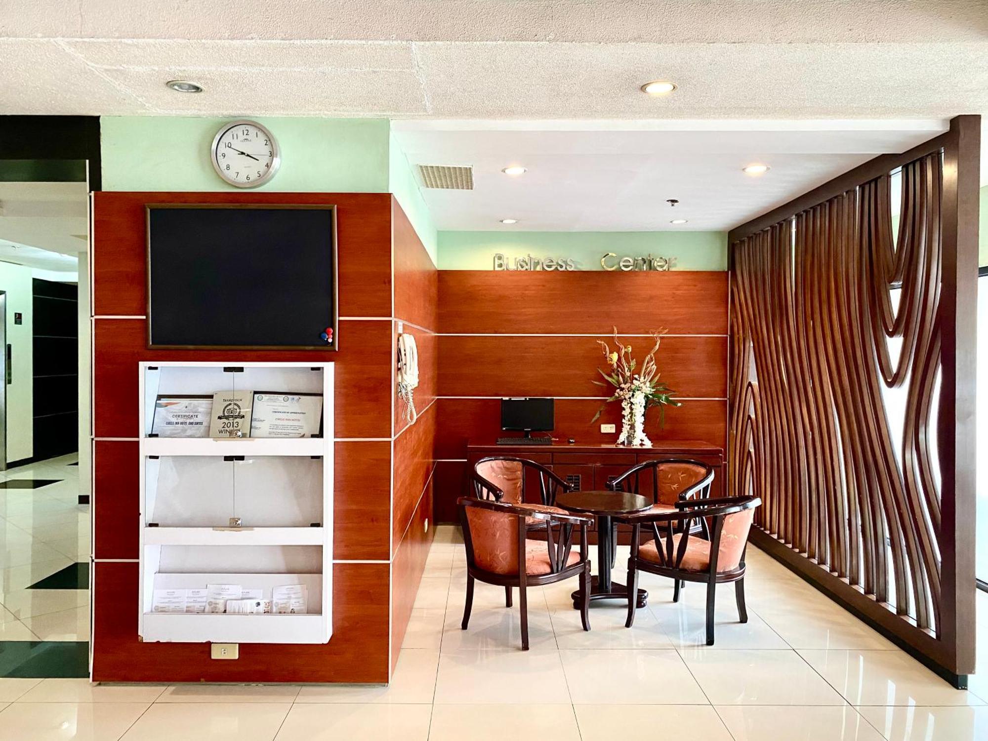 Circle Inn Hotel And Suites Баколод Екстер'єр фото
