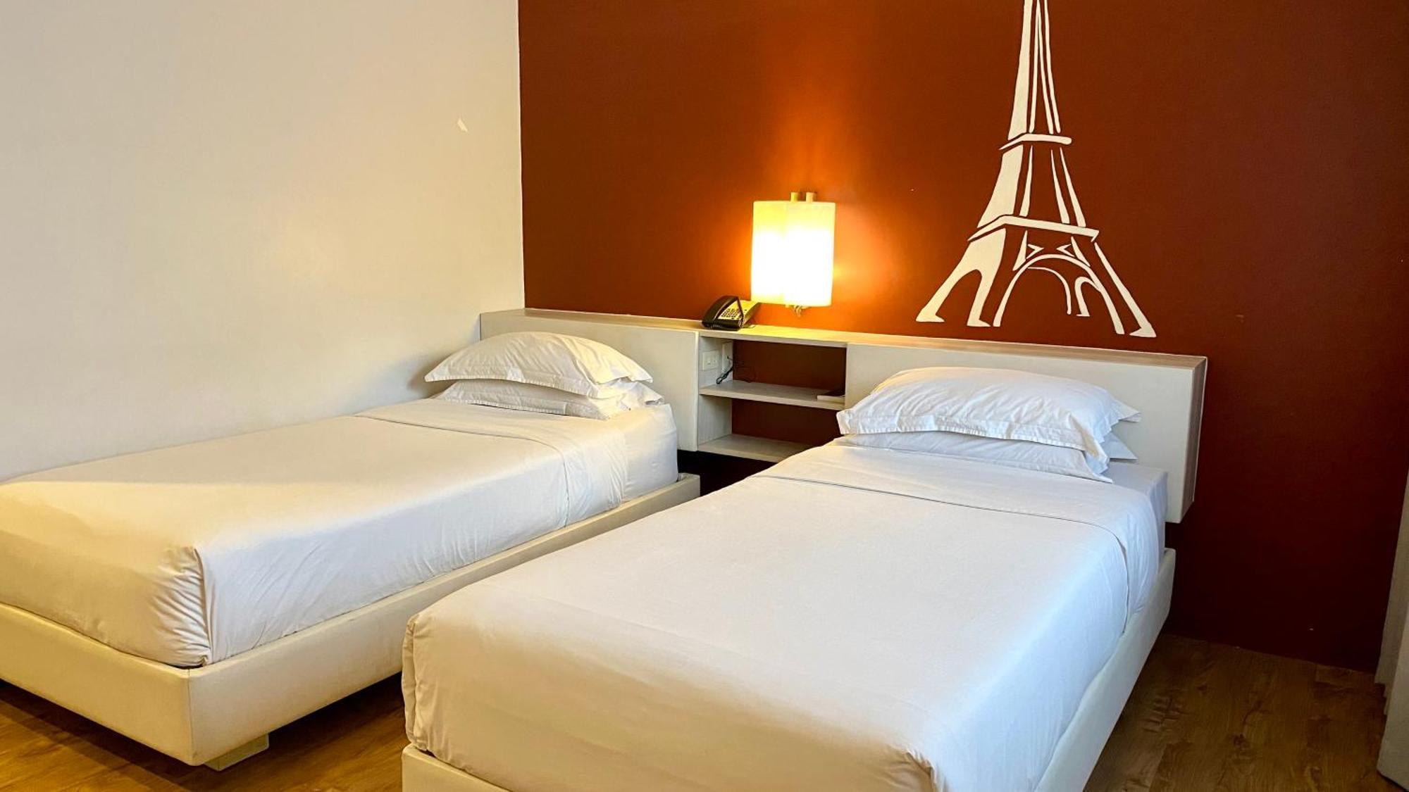 Circle Inn Hotel And Suites Баколод Екстер'єр фото