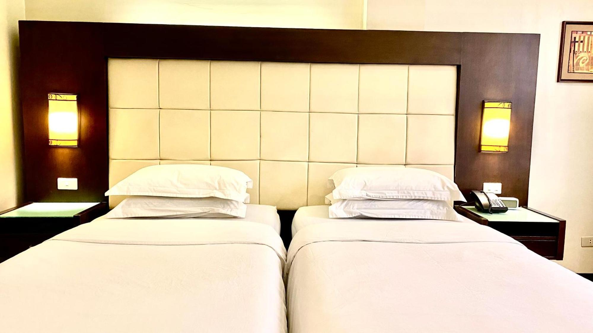 Circle Inn Hotel And Suites Баколод Екстер'єр фото