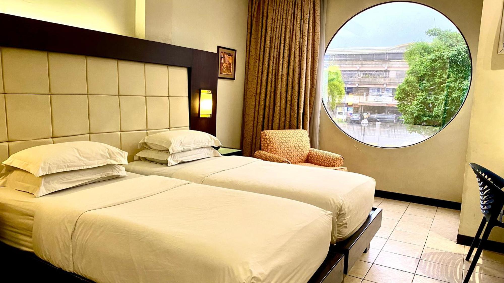 Circle Inn Hotel And Suites Баколод Екстер'єр фото