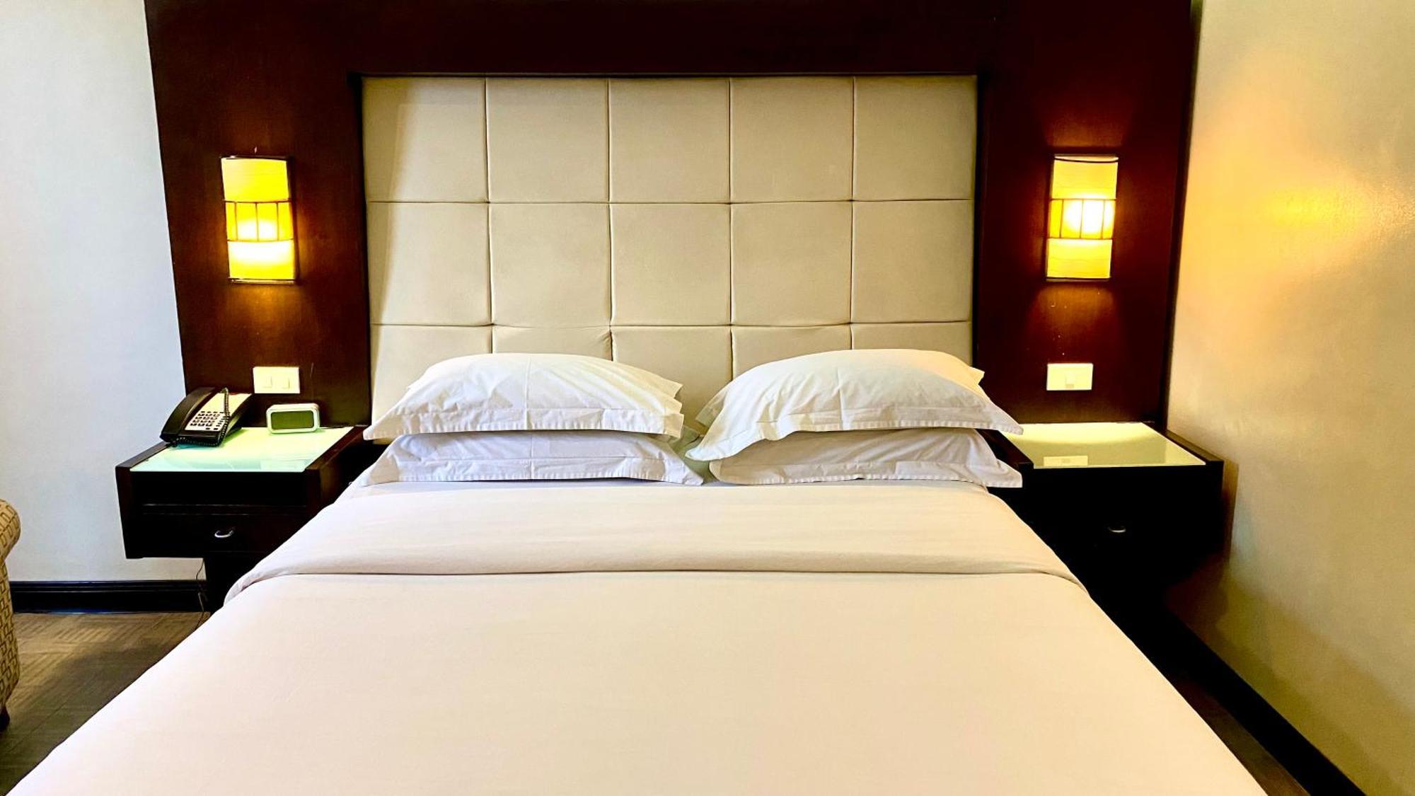 Circle Inn Hotel And Suites Баколод Екстер'єр фото