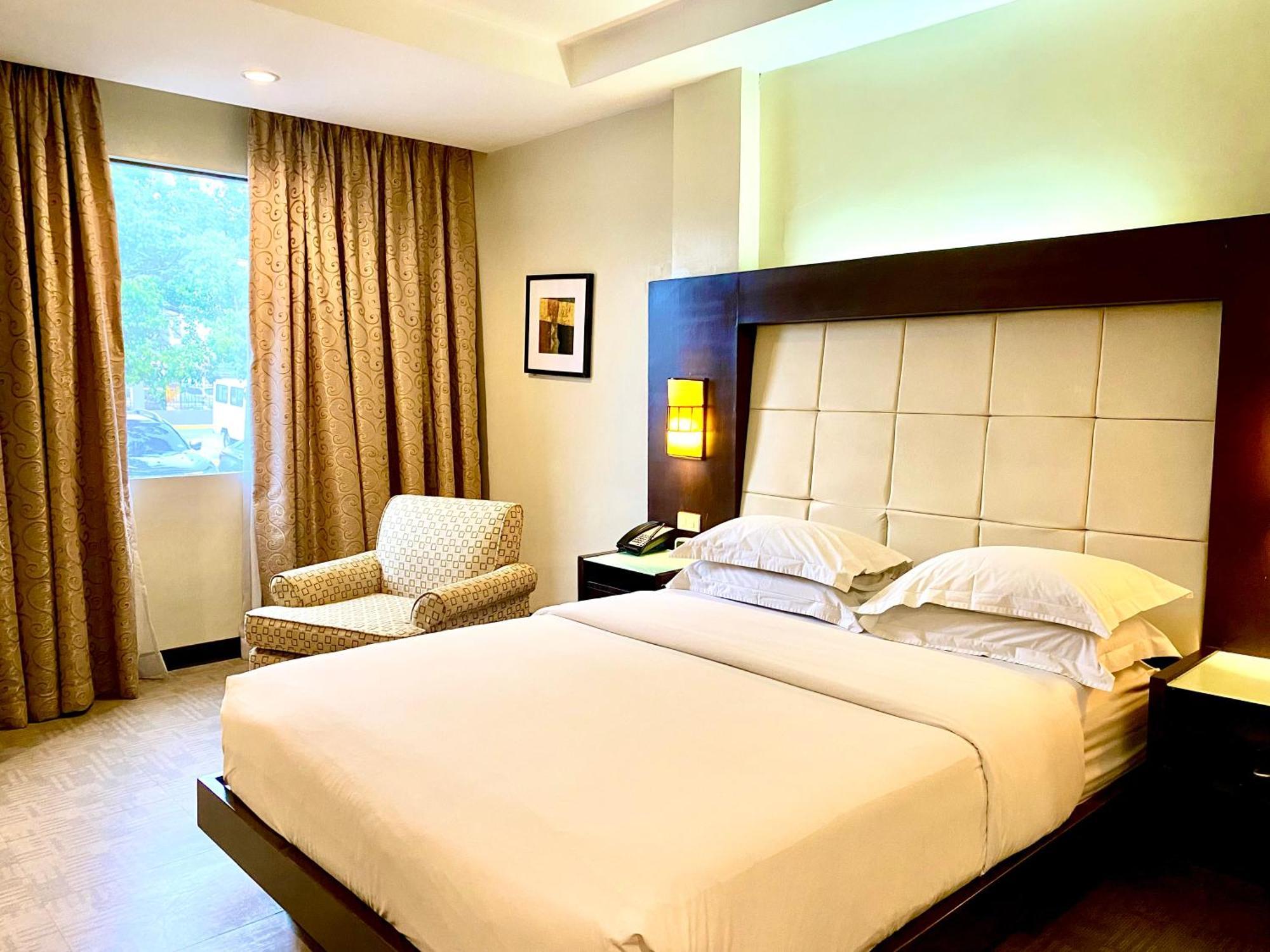 Circle Inn Hotel And Suites Баколод Екстер'єр фото