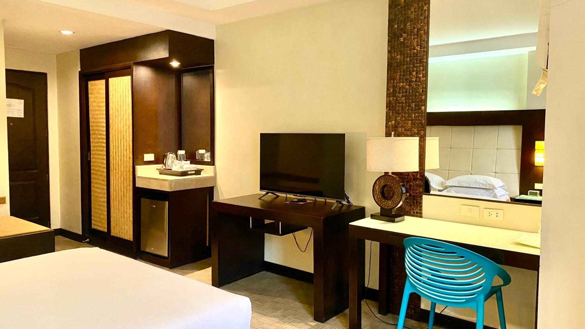 Circle Inn Hotel And Suites Баколод Екстер'єр фото