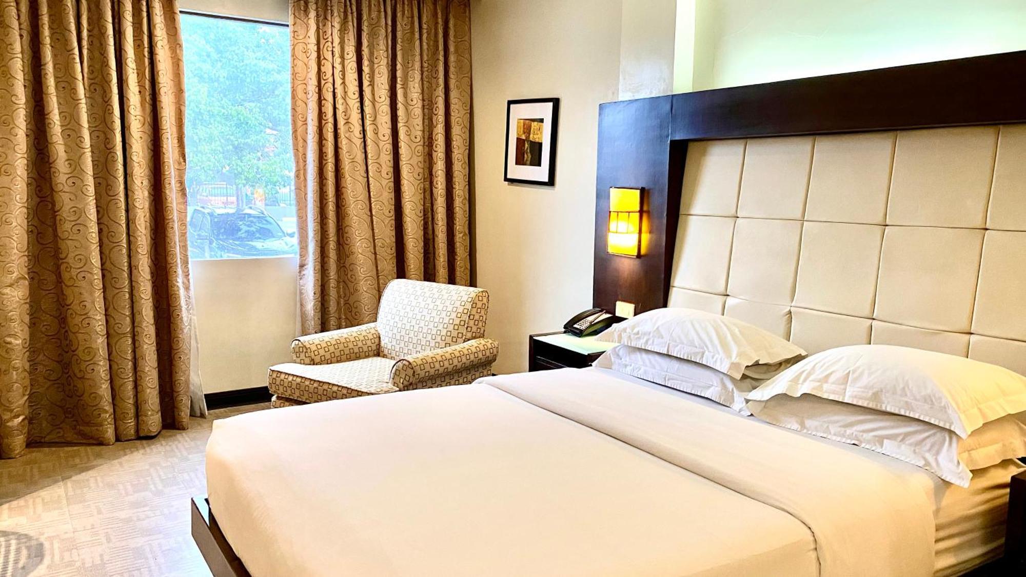 Circle Inn Hotel And Suites Баколод Екстер'єр фото