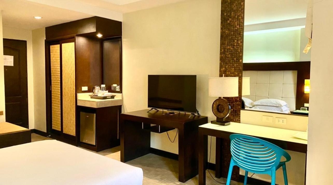 Circle Inn Hotel And Suites Баколод Екстер'єр фото