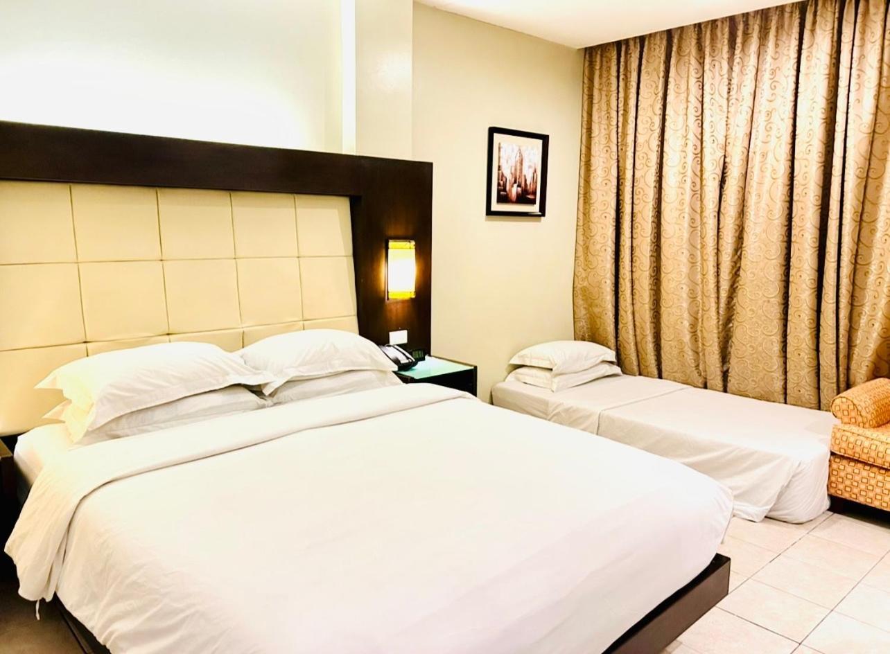 Circle Inn Hotel And Suites Баколод Екстер'єр фото