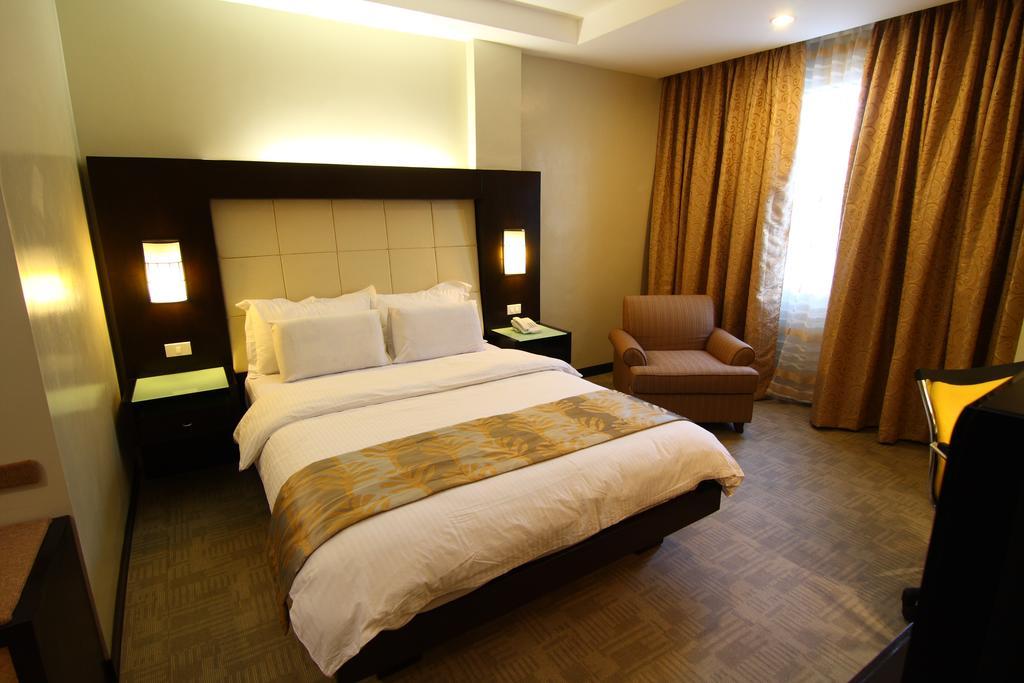 Circle Inn Hotel And Suites Баколод Екстер'єр фото