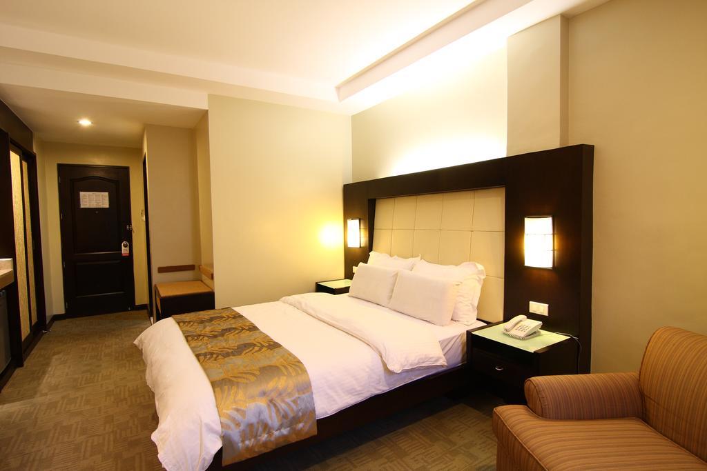 Circle Inn Hotel And Suites Баколод Екстер'єр фото