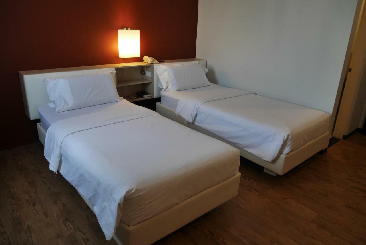 Circle Inn Hotel And Suites Баколод Екстер'єр фото