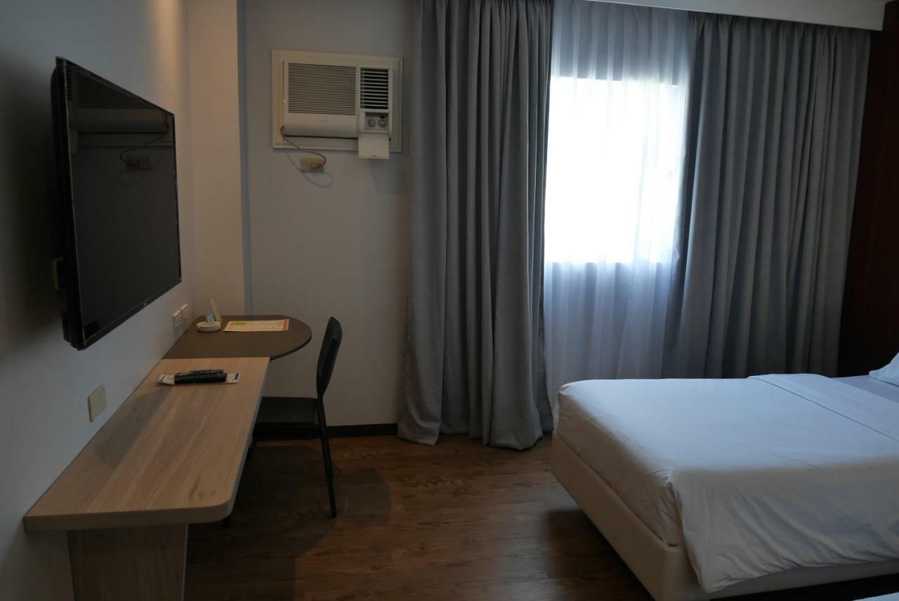 Circle Inn Hotel And Suites Баколод Екстер'єр фото