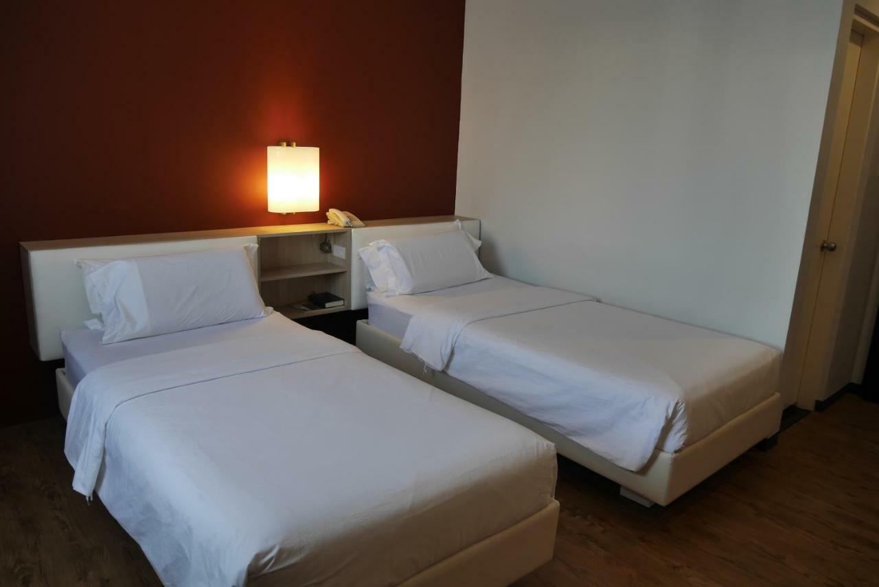 Circle Inn Hotel And Suites Баколод Екстер'єр фото